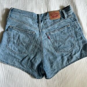 Light wash Levi’s mom shorts